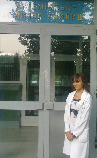 Камила Липей на крыльце медицинского училища.