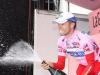 Согласно традиции, свои победы на этапах «Джиро д'Италия»-2008 Джованни Висконти обмывает шампанским. (Фото EPA)