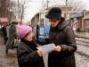 Пенсионерка Галина Егорова показывает собкору «Донбасса» Ирине Коженцовой копию протеста прокурора, с помощью которой она реализует свое законное право на бесплатный проезд в городском электротранспорте.