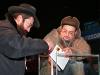 Главный раввин Донбасса Пинхас Вышецкий и представитель еврейской общины Юрий Ткач зажигают свечу.