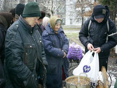В Артемовске молодежь кормит голодных у фонтана