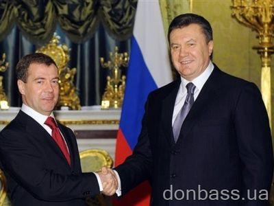 Янукович пообещал президенту России "разобраться" с Бандерой