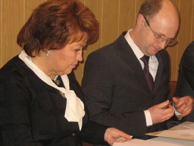 Татьяна Бахтеева и Константин Сысоев подписывают Соглашение о стратегическом партнерстве.