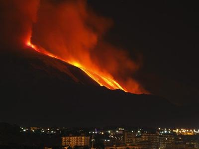 В Италии началось извержение вулкана Этна (ФОТО)