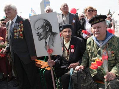 Донецкие ветераны были рады ностальгическому празднику в советском стиле и поддержали идею, принеся с собой портрет Ленина.