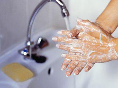 Мыть руки - это ведь так просто! И эффективно в борьбе с кишечными инфекциями.