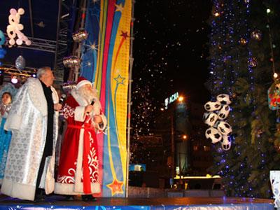 Александр Лукьянченко и донецкий Дед Мороз смогли включить ёлку только после того, как повесили на нее футбольное украшение.