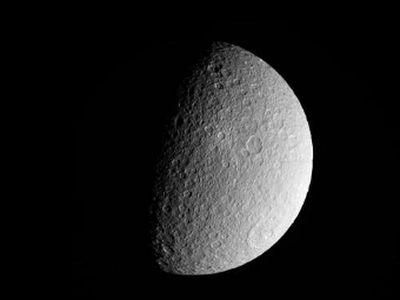 "Кассини" передал астрономам новые снимки спутника Сатурна