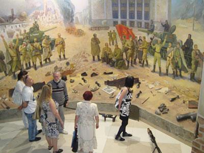Посетители музея рассматривают диораму, посвященную освобождению столицы Донбасса. 