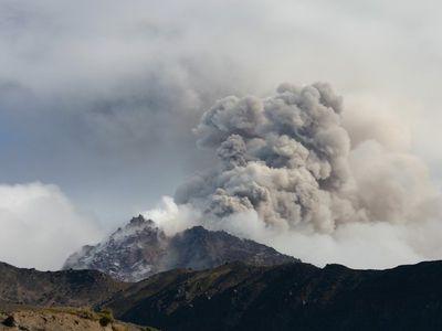 На Камчатке извергаются сразу три вулкана
