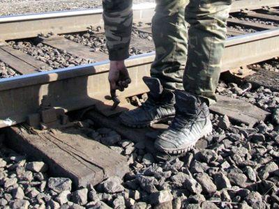 Воры пытались "свистнуть" с железной дороги болты и костыли (ФОТО)