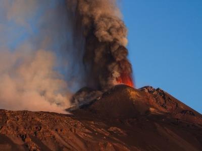 Мощное извержение вулкана спровоцировало землетрясения в Европе (ВИДЕО)