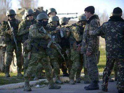 Это фото как нельзя лучше иллюстрирует крымское противостояние: слева - "вежливые люди" Путина", справа - украинские воины.