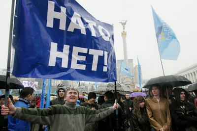 Все больше украинцев выступает против НАТО
