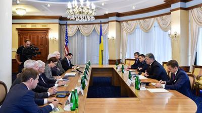 Порошенко призвал Конгресс США дать Украине оружие