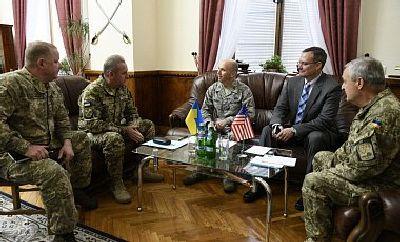Украина заинтересована в помощи США по охране складов - Муженко