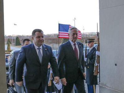 Глава Минобороны Украины во время визита в США назвал предоставление оборонного летального оружия "мощным сигналом агрессору"