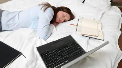 Медики рассказали, полезно ли спать днем взрослому человеку
