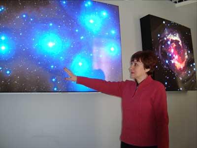 Марина Ефанова демонстрирует знаменитые Плеяды в созвездии Тельца. Согласно мифу, семь сестер воплотились в звезды, спасаясь от преследования Ориона.