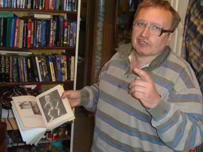 «У меня столько информации, что хватит написать не один «Код да Винчи», - признается Сергей, демонстрируя книгу с фото древней киевской находки в «скафандре».