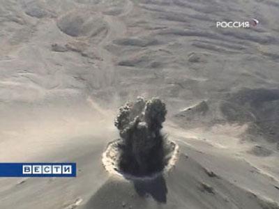 На Камчатке "проснулся" вулкан: мечет бомбы на тысячи метров (ФОТО)