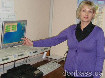 Татьяна Щербина демонстрирует узел связи, куда стекается вся метеоинформация по Донецкой и Луганской областям.
