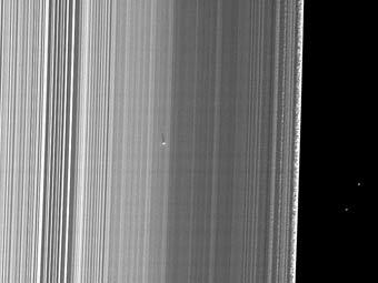 Сатурн "прячет" в своих кольцах маленькую луну