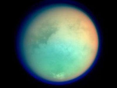 Титан сплюснут в полюсах, где поверхность на 700 метров ниже поверхности на экваторе.