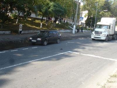 В Мариуполе ребенок выскочил на дорогу и попал под колеса (ФОТО)