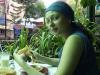 Радмила Смирнова наслаждается чапати -  непальской лепешкой. 