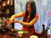Ли Сюе за чайной церемонией. «Гун-фу-ча помогает обрести душевное равновесие», - говорит она.