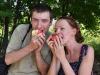 Дончане Петр Георгица и Татьяна Тишкина оценили яблочный перекус.