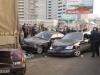 «Мерседес» зацепил автомобиль «Пежо» и врезался в два припаркованных автомобиля «БМВ».