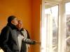 Александр Пономарев и начальник управления жилищно-коммунального хозяйства Енакиева Юрий Мензаренко, открыв балконную дверь, с удовольствием впустили солнце в обновленную квартиру.