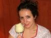 Дончанка Анастасия Комкова в восторге от популярного немецкого лакомства - яблока на палочке, покрытого белым шоколадом.