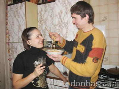 Евгения и Андрей Коляда решили отметить день всех влюбленных по-восточному и, вооружившись палочками, накормили друг друга экзотической лапшой с овощами.