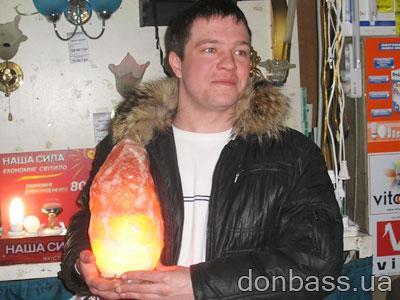 Денис Стуров показывает соляную лампу за 285 гривен: «Сам купил и вам советую!»