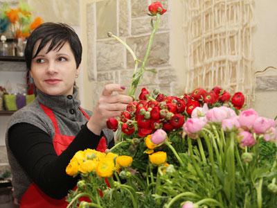 Флорист магазина-салона «Аленький цветочек» Оксана Синькова уверена, что ранункулюсы обязательно покорят дончан.