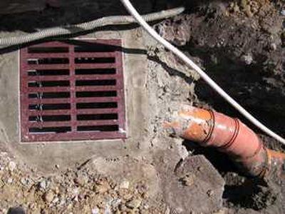 В Мариуполе наказывают деньгами любителей "врезаться" в ливневую канализацию