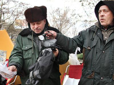 Леонид Литвиненко и Николай Ануфриев демонстрируют свое медицинское оснащение. 