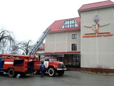 Спасатели тушили пожар на загородной базе ФК "Шахтер" (ФОТО)