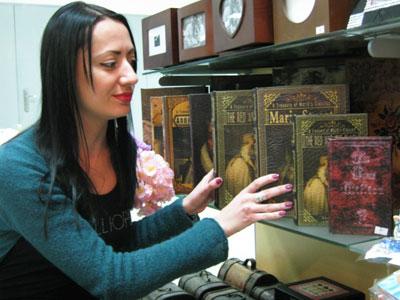 Продавец сувенирного магазина Лариса Мишурова показывает книги-шкатулки. 