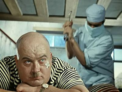 Невозмутимый Бывалый в исполнении Евгения Моргунова (кадр из фильма «Кавказская пленница») готов принять укол.