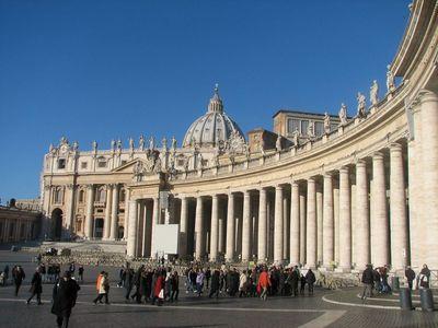 Туристы на территории Ватикана остались без средств