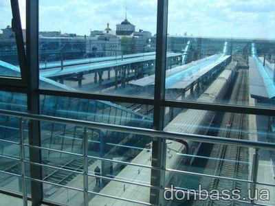 Донецкий железнодорожный вокзал окутало дымом