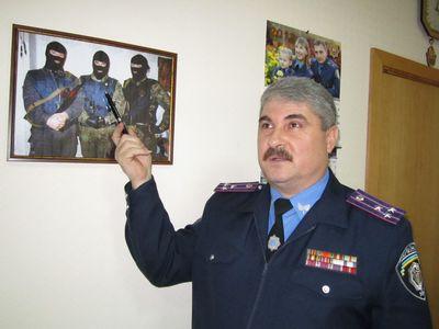 Эдуард Лозинский: «На этом фото я (в центре) с коллегами по «Соколу» во время операции в Краматорске, в результате которой у одного  из бандитов изъят чеченский пистолет-пулемёт «Борз».