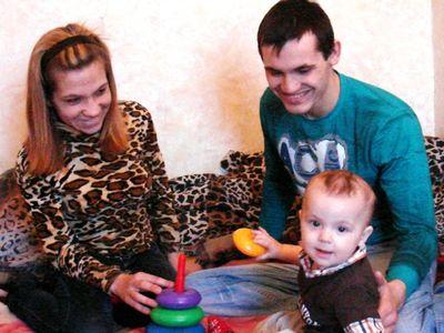 Молодая семья Настя, Антон и Толик Леонченко радуют взрослых,  которые прониклись их судьбой