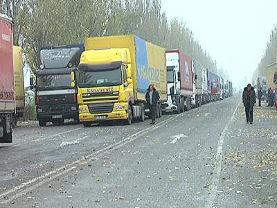 Водители, застрявшие на границе с Россией, питаются беляшами и моются из канистр (ФОТО)