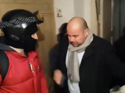 Депутат, называвший украинцев трусами, попал в руки протестующих (ВИДЕО)