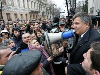  И.о. главы МВД Арсен Аваков уверяет митингующих, что органы Министерства внутренних дел Украины перешли на сторону народа. И обещает привлечь к ответственности всех виновных в кровопролитии.